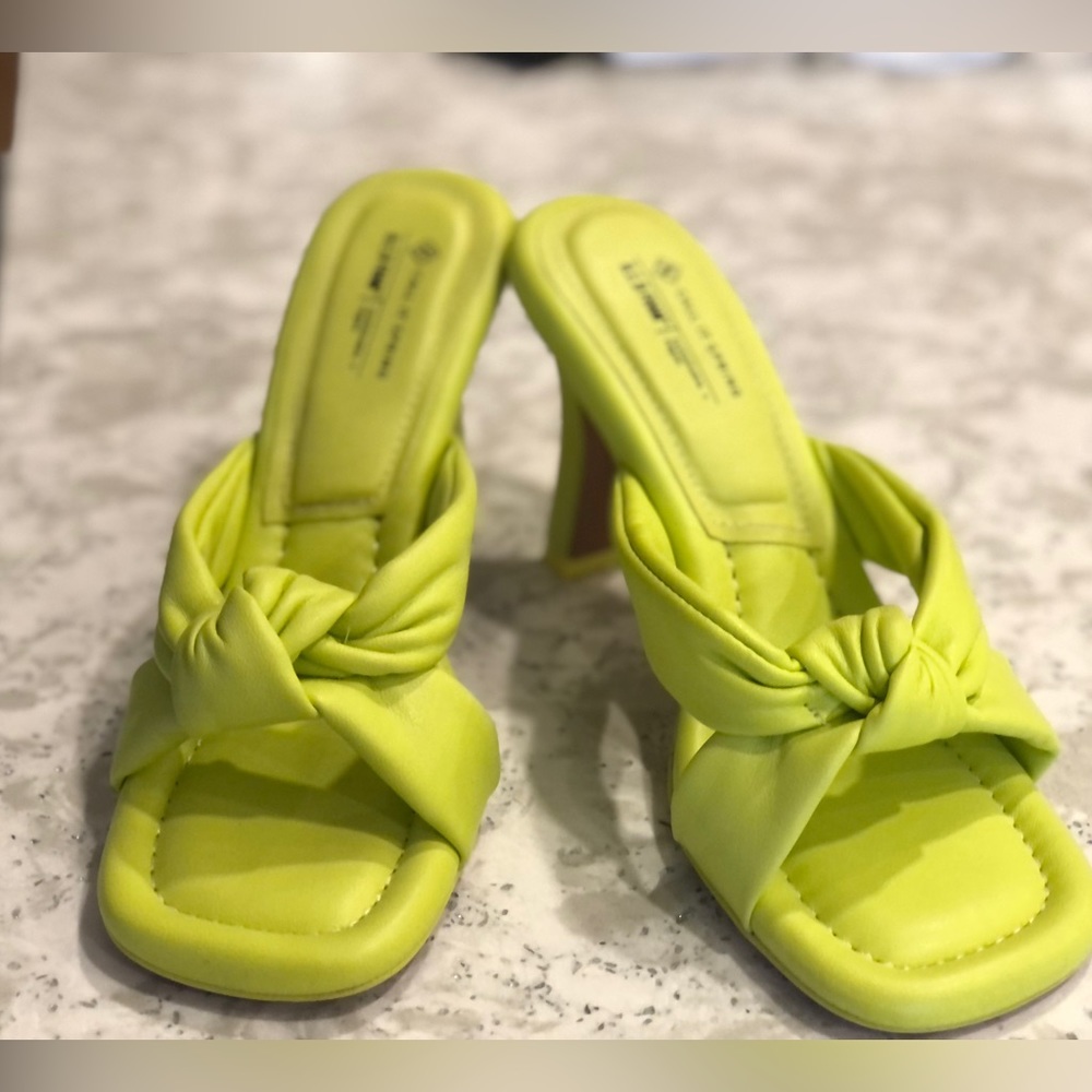 Cute NEW bright green heeled sandals size 8
